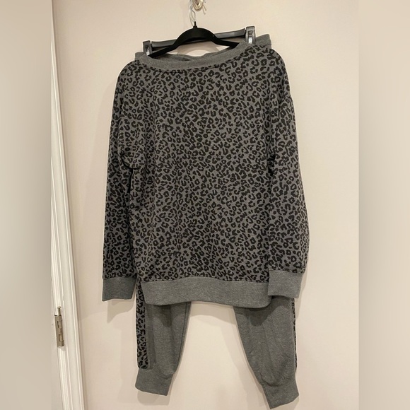 •2/$40• Splendid 2-Piece Pajama Lounge Set Animal Print - Picture 4 of 7